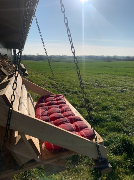 Hollywood-Schaukel an der Campingwiese